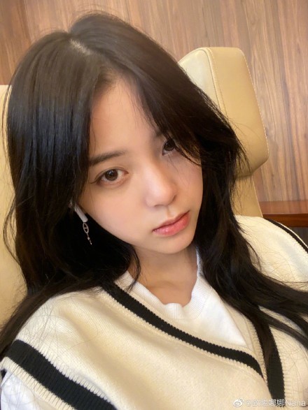 欧阳娜娜晒素颜怼脸自拍照皮肤白嫩侧颜线条优美