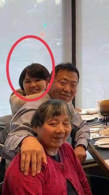 佑是家中的小保姆所生,但当保姆的照片被曝出之后,与陈坤颜值差距太大