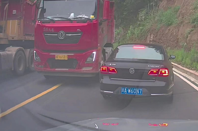 弯道惊魂南充一大货车强行超车被罚