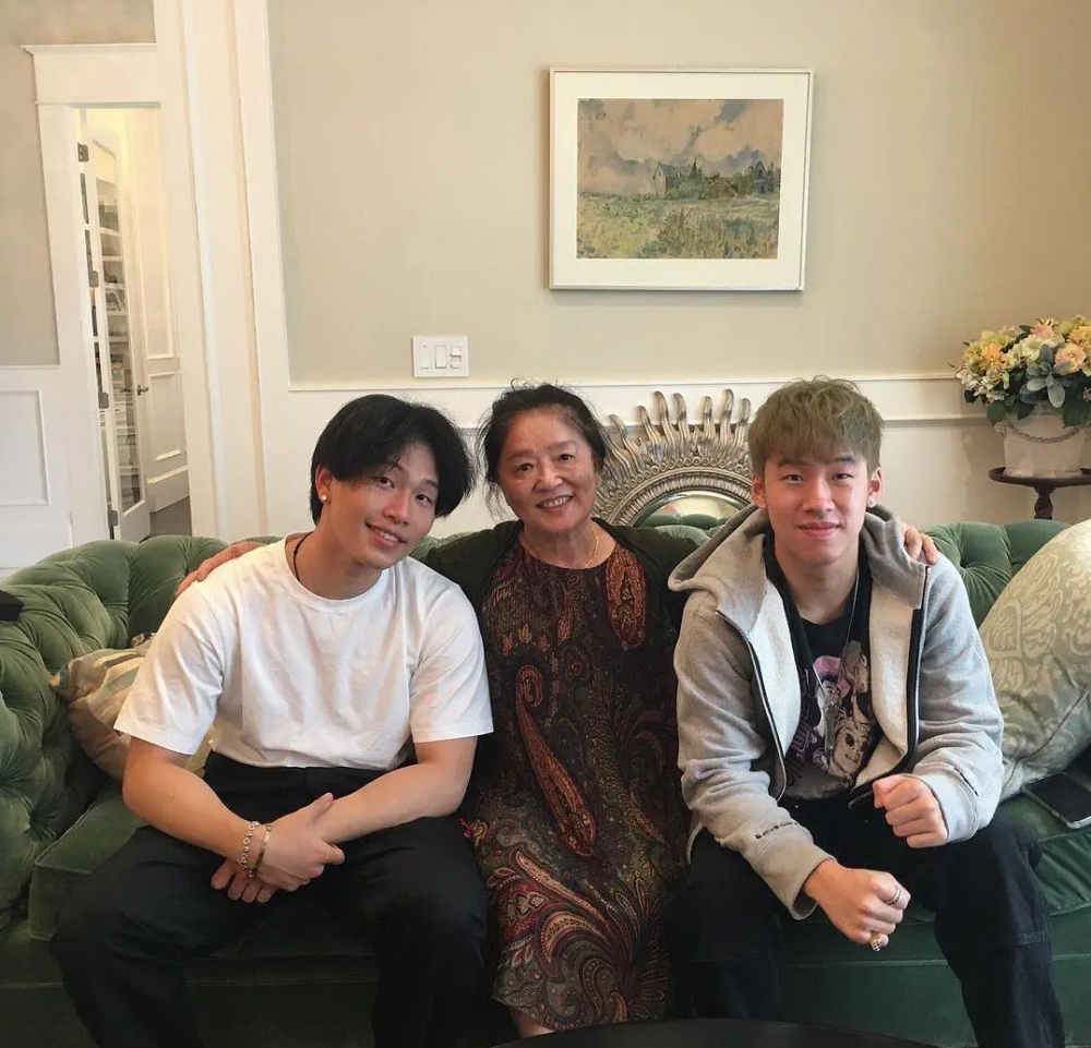 陈坤19岁儿子高中毕业,放弃寸头换中分发型,高调晒出高颜值女友