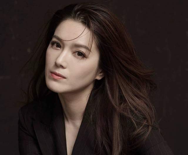 做妈妈了,并且三个人的年龄都要比她小,所以生小孩对于苟芸慧来说绝