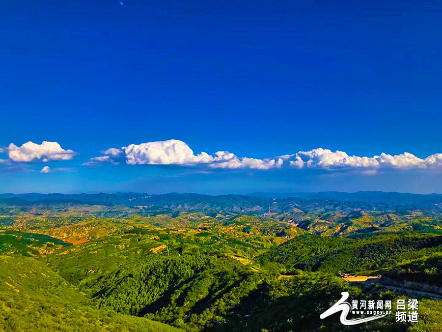 嵯峨黛绿的群山,满山蓊郁荫翳的树木与湛蓝辽阔的天空,缥缈的几缕流云