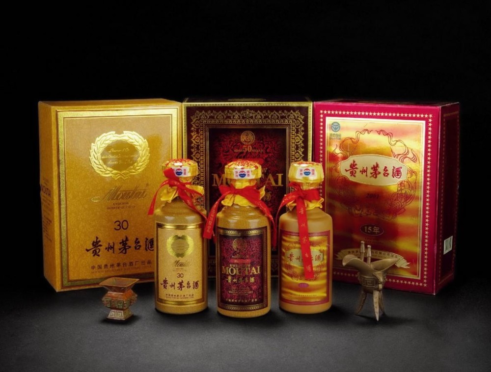 据苏富比介绍,这批拍品包括24瓶1974年"葵花"牌茅台酒.