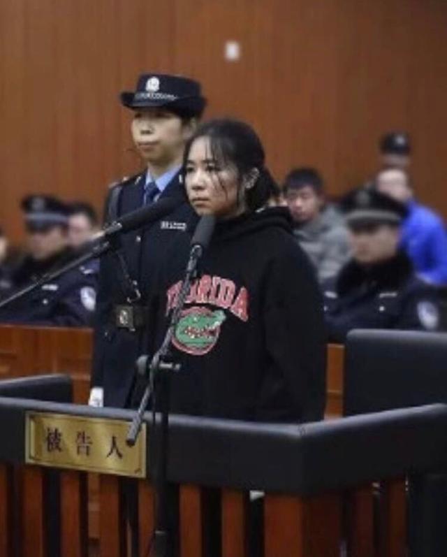 莫焕晶沉迷赌博,不仅以买房为由向朱小贞借款,还多次窃取朱小贞家中