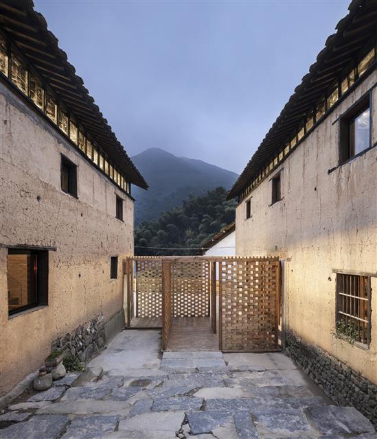 比如,陈家铺平民书局,坐落在浙江松阳县四都乡陈家铺村的一处悬崖上.