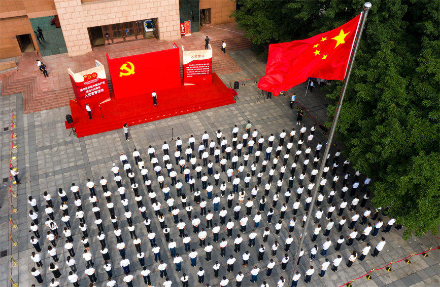 在党旗下他们庄严宣誓