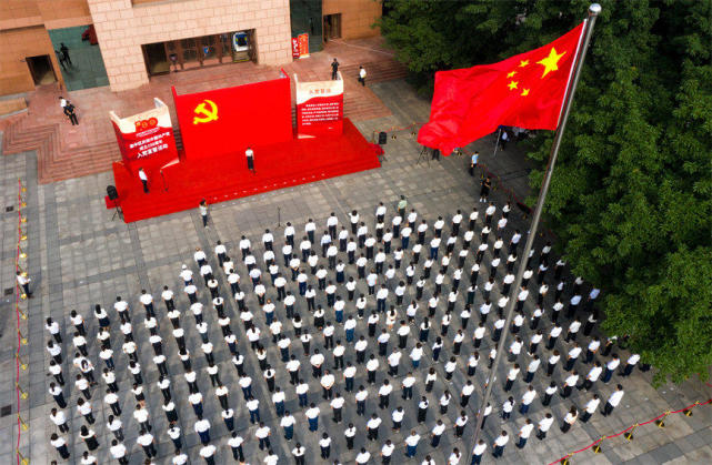 在党旗下,他们庄严宣誓