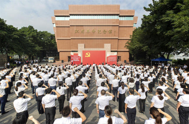 在黨旗下他們莊嚴宣誓