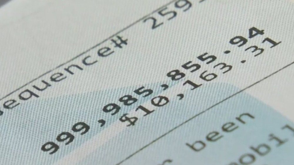 美国女子到atm领钱却发现账户余额竟高达近10亿美元