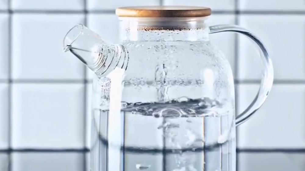 即使水的温度拿到了沸点,它依旧不会沸腾,这就是缺少汽化核的"过热水