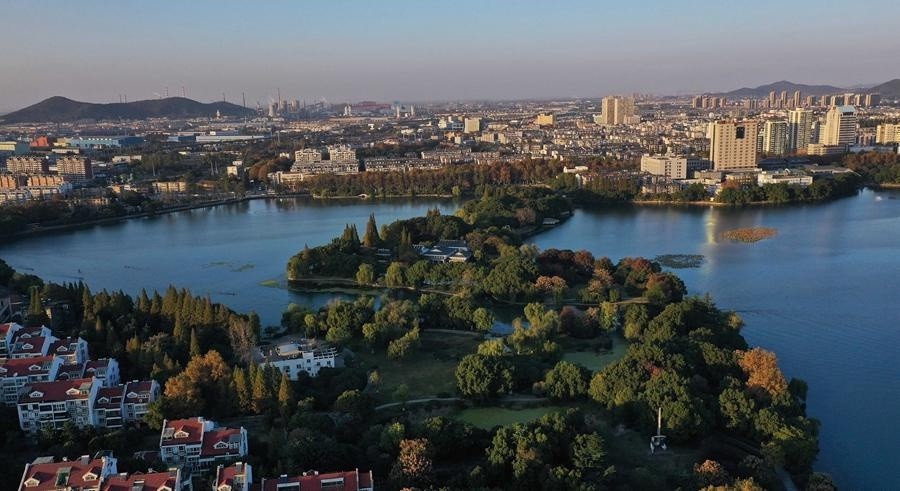 近日,在安徽省马鞍山市半山花园社区雨东村,不大的文化广场经过雨水的