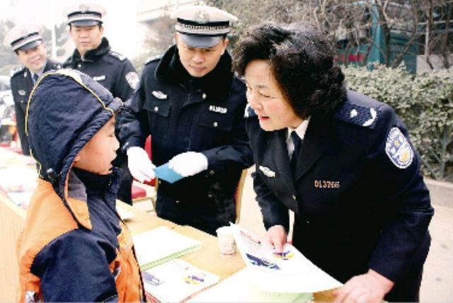 当地媒体曾这样报道她的先进事迹:王海玲率先在全国交警系统建立起