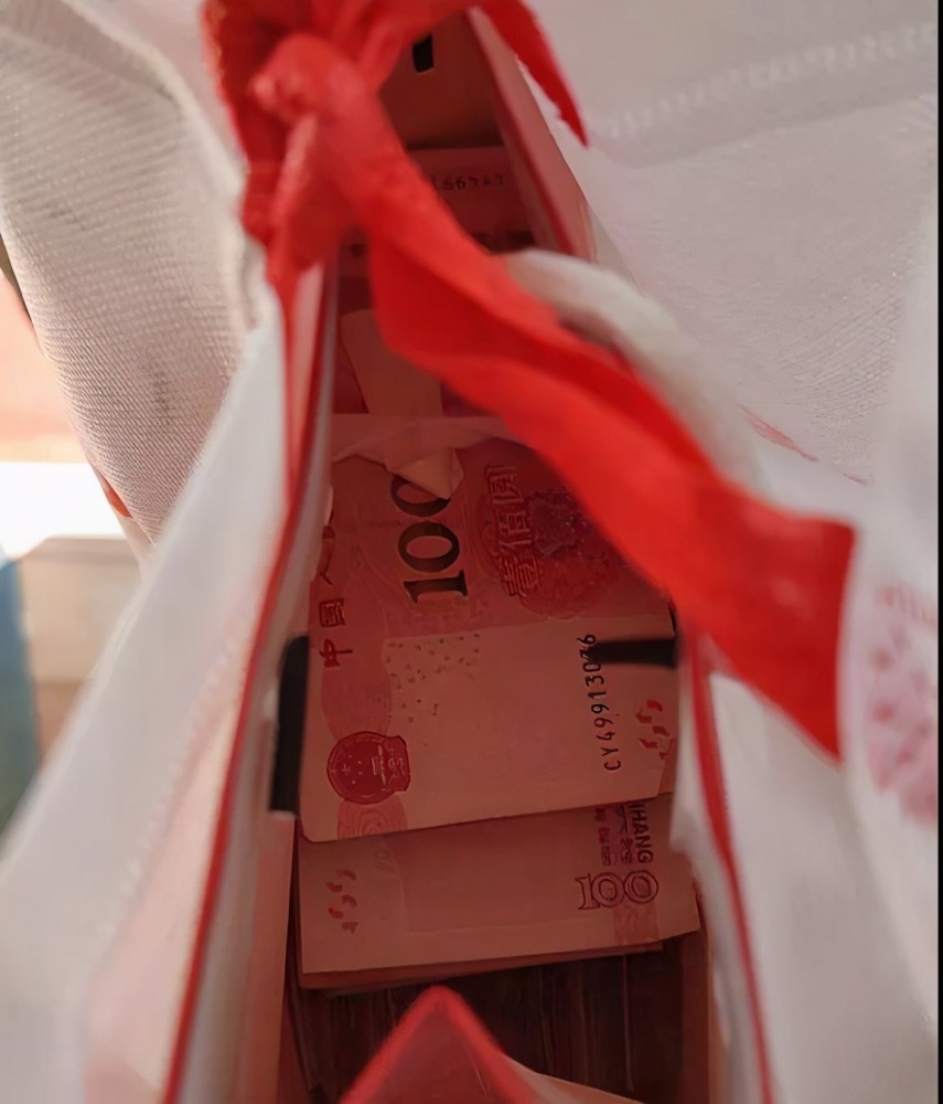 "谁能想到,袋子里居然装着近20万元现金?