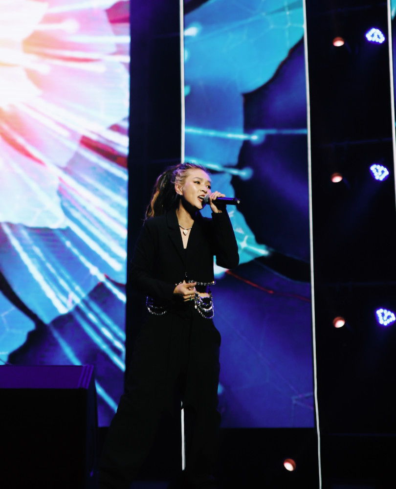 歌手毕夏献唱"好声音"盛典 热情自信传递炽热力量_腾讯新闻