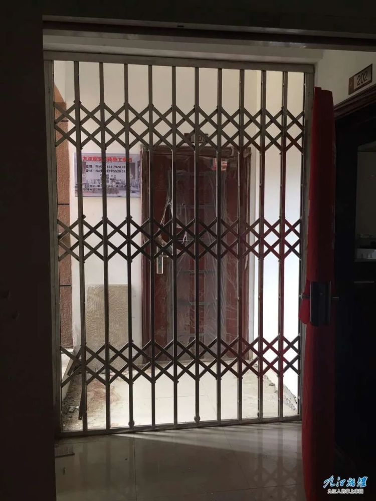 关注楼道私装防盗门小区公共空间变唐僧肉