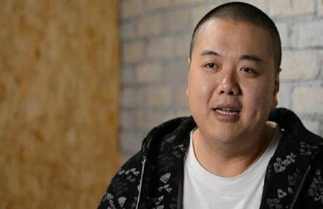 周星驰御用演员的他童年生活也是非常的凄惨现43岁婚姻幸福