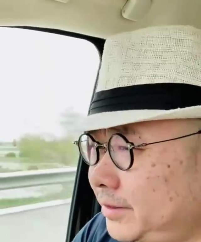 刀郎现身庆50岁生日身材发福脸上已长老年斑粉丝呼喊他再出山