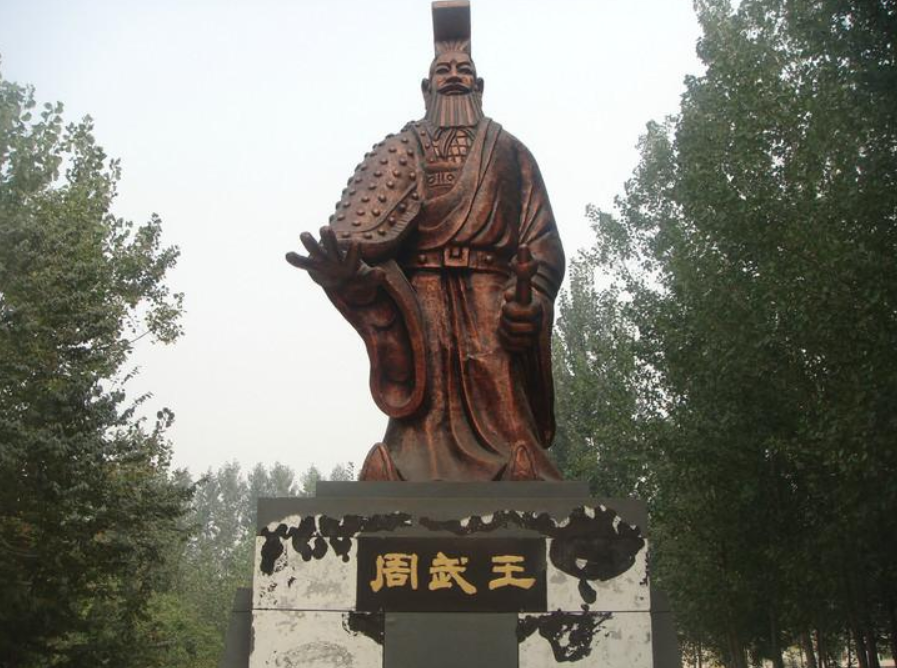 而周朝的历史并不是一帆风顺的,周朝总共分为西周与东周两个阶段,随着