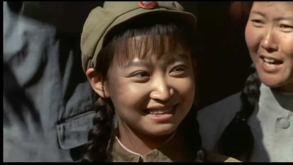 她在张艺谋的电影《活着》里演哑女"凤霞",没有一句台词,但是却靠眼神