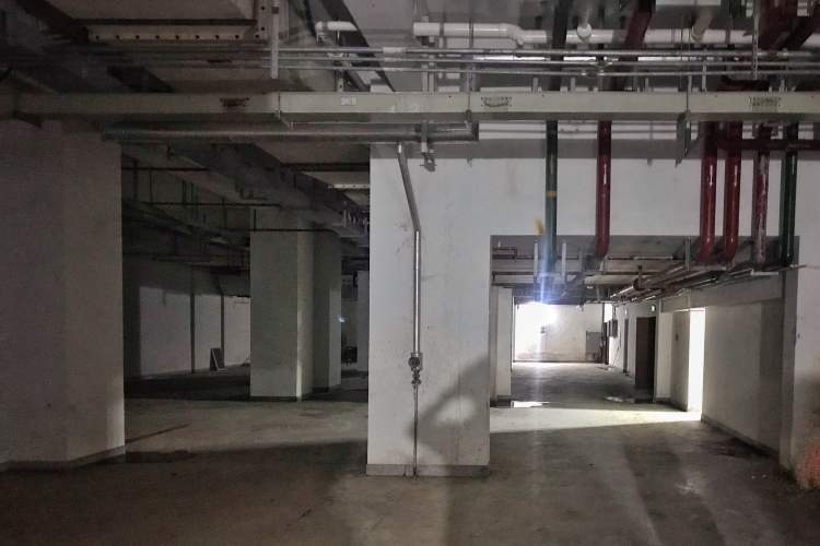 追踪|新中苑地下室13间集体宿舍被拆清出28车垃圾,"夹人电梯"已维修