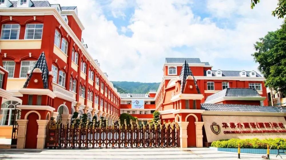 与香港姐妹学校明爱屯门马登基金中学和沪江小学,在师资,课程