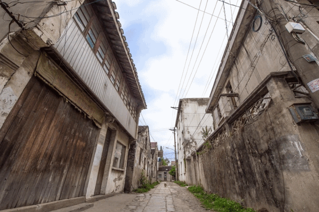 老街有著城堡的態勢,四周護城河圍繞,走過【富春門,寶聚門,木柵門