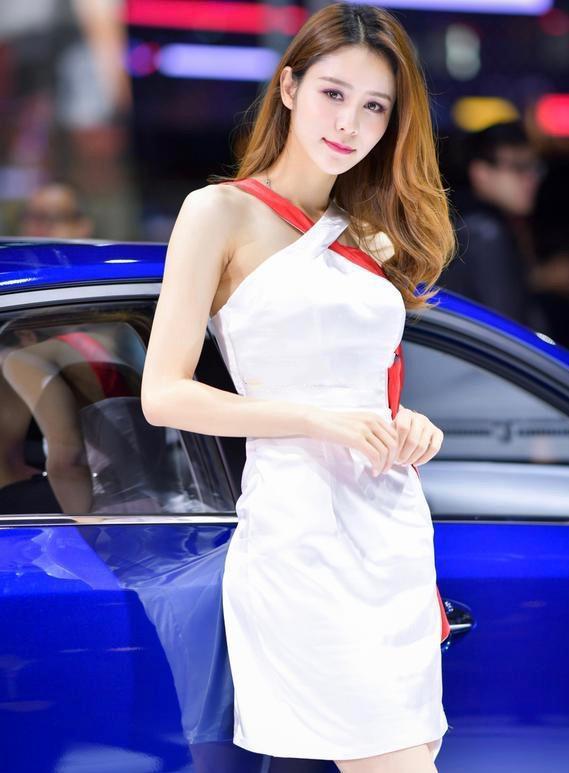 在和林峯在一起之前,张馨月做的是车模和贴身衣物模特,因此,有网友