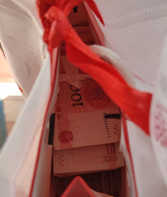 马路中间突然出现了个袋子,男子朝里瞅了一眼…拨了110报警_腾讯新闻