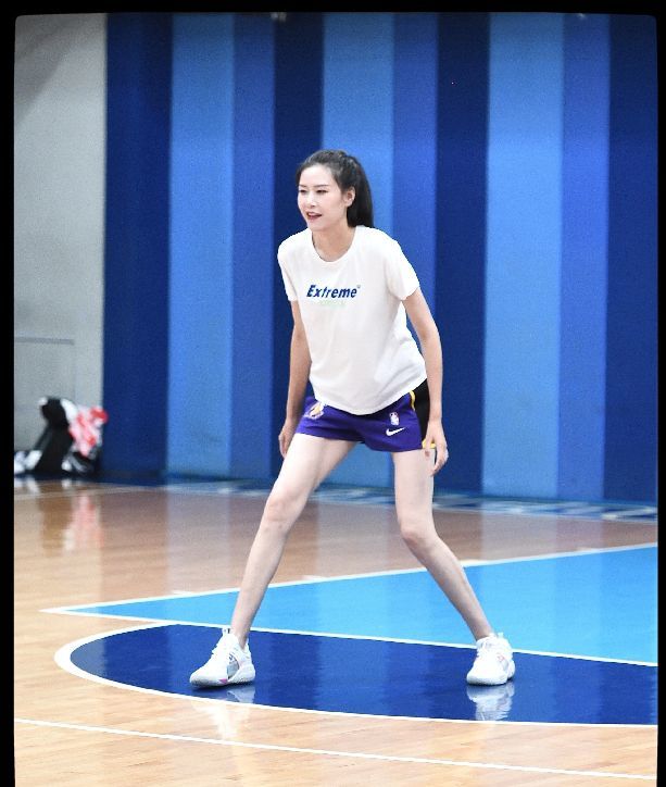 快看看篮球美女许诺和谁在一起恰饭 全网搜