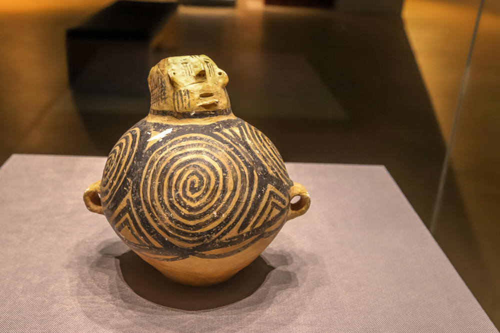 在这里还发现了少量相当于二里头文化早期的印纹硬陶和原始瓷器残片