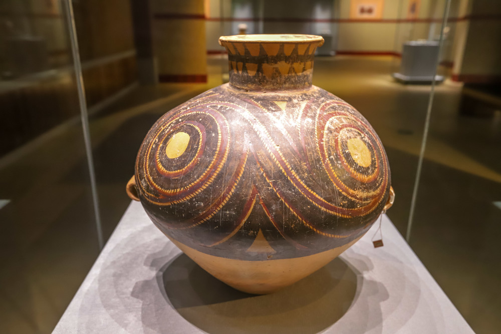 在这里还发现了少量相当于二里头文化早期的印纹硬陶和原始瓷器残片