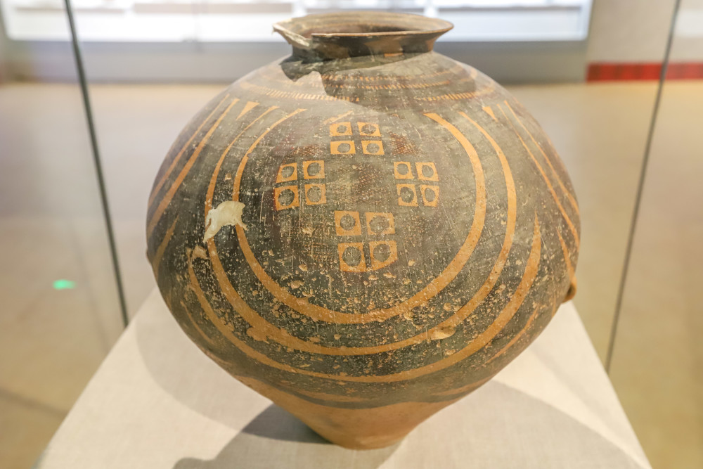 而从四期到二里岗文化晚期,一些陶器又回复到"圆饼上筑腹"的方式.