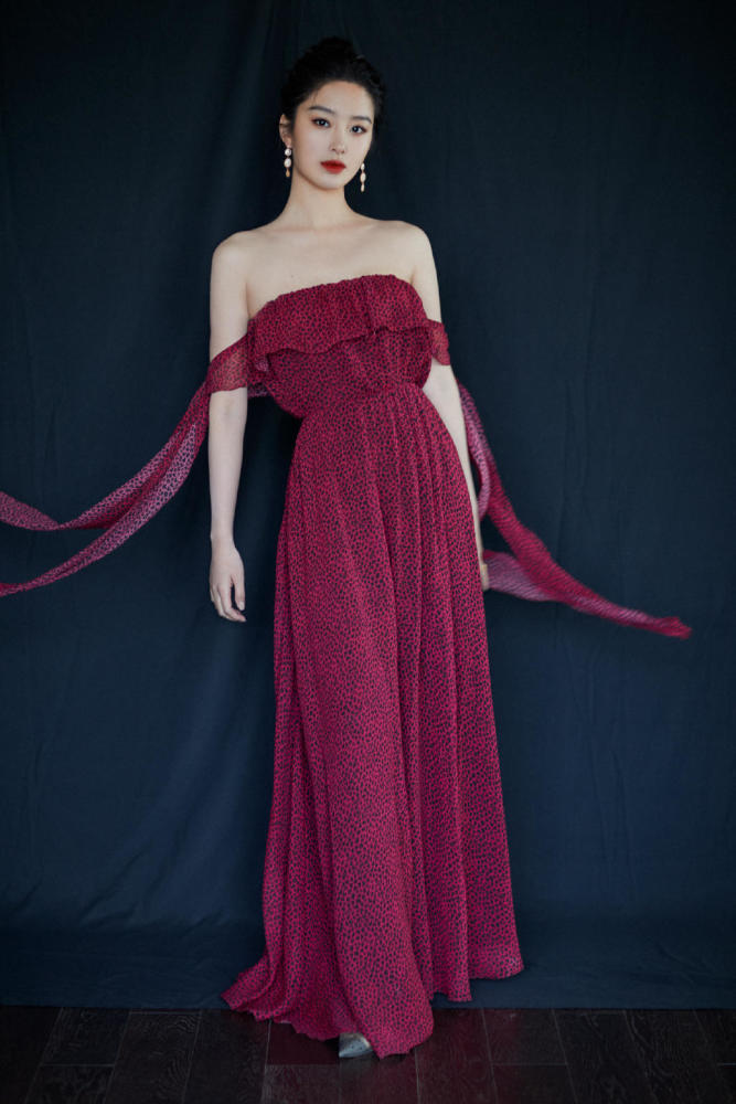 真服了杨采钰,穿暗红色豹纹抹胸裙华丽高级,难怪能嫁富商