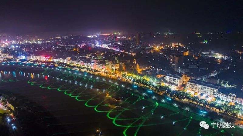 《如梦似幻江滨夜》 甘锦明 摄新闻来源:宁明县摄影协会  宁明县融