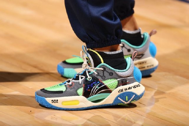 全城9拉塞尔故乡球鞋可以说是最具人气的球鞋之一