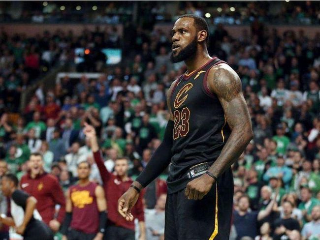 詹姆斯2017-2018赛季全年打了104场比赛,其中