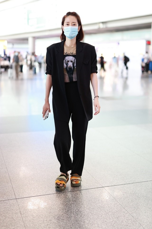 刘敏涛走机场,身穿黑色西装脚穿凉鞋,大姐的造型就是不拘一格!