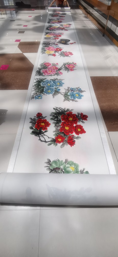 6月22日下午,郑州高温,记者在升龙国际中心见到王小召时,他正在屋里