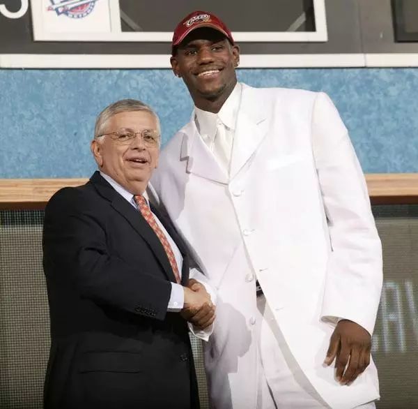 cba NBA状元年薪975万美金，那CBA状元有多少？说出来你可能会不信