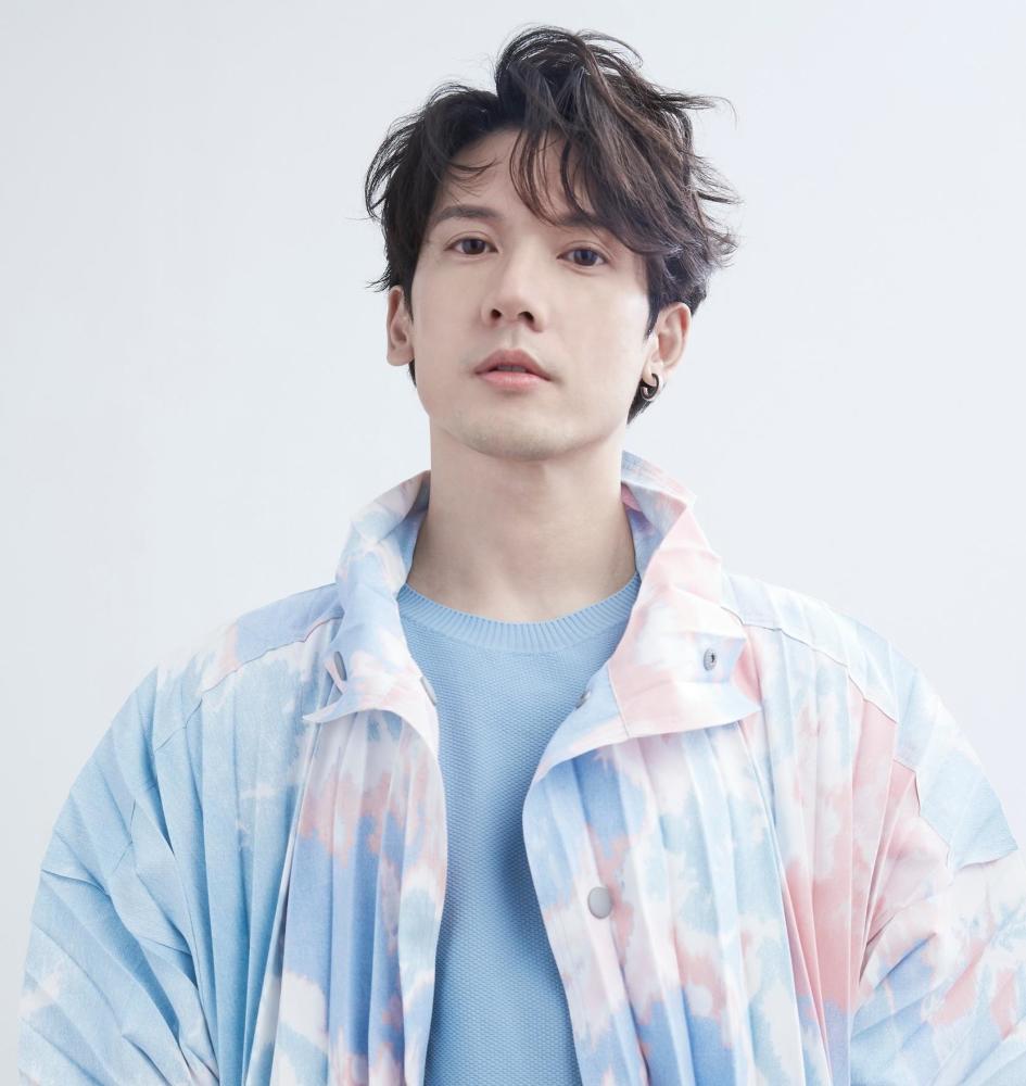 38岁蔡卓妍曝与关智斌泳池合照亲密不避嫌谈英皇艺人的纯友谊