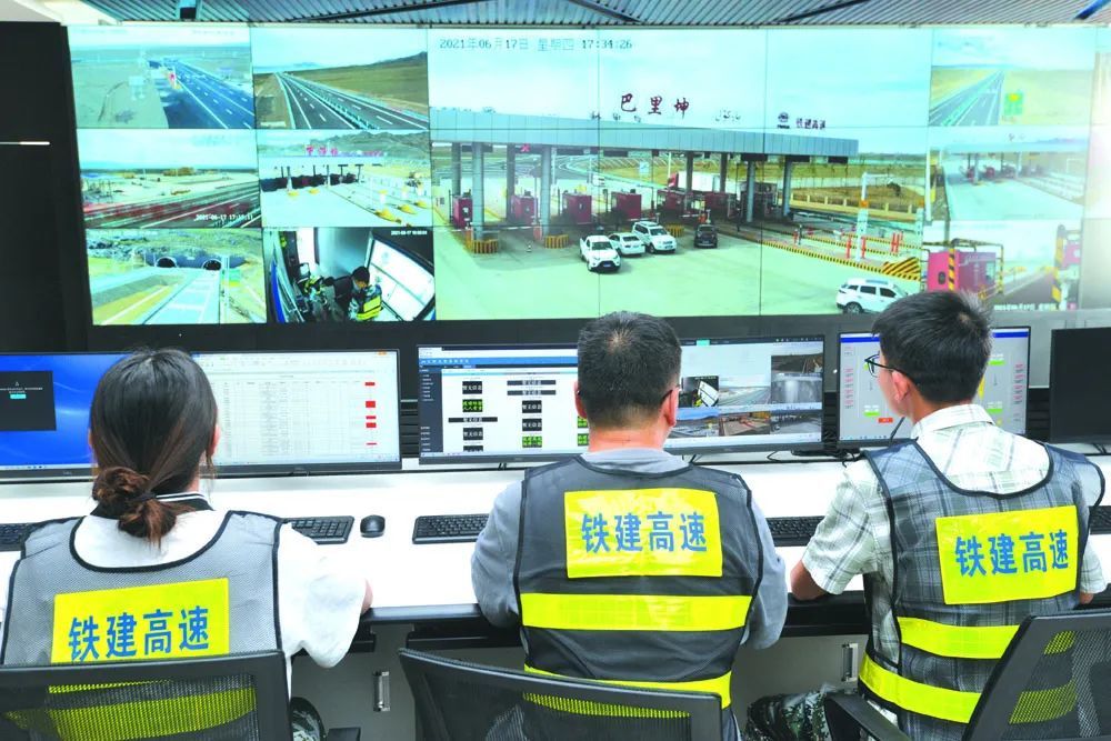 近日,京新高速公路稽查监控中心工作人员在电脑大屏前调试设备.