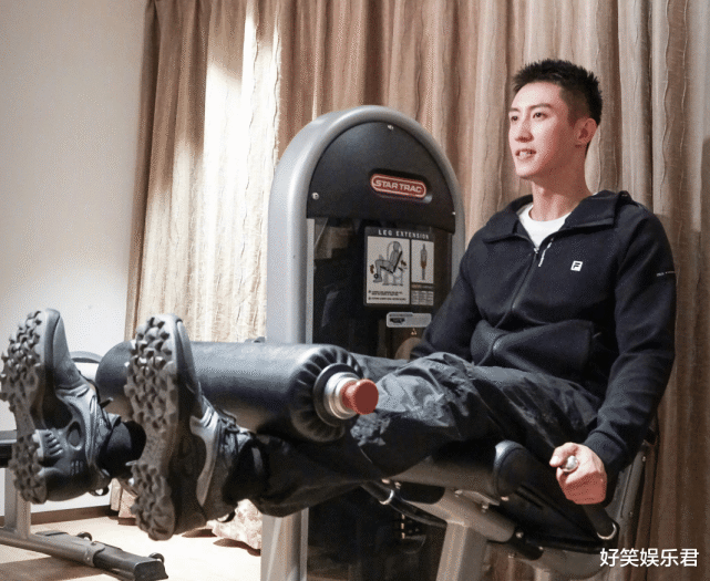 杜江分享健身视频,肌肉线条让人看直眼,霍思燕却带头开起了车