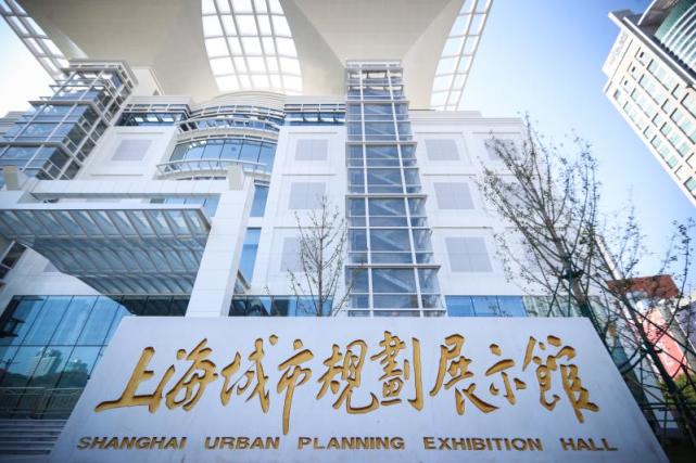 鲜花绽放.工作人员正在清理上海城市规划展示馆周边环