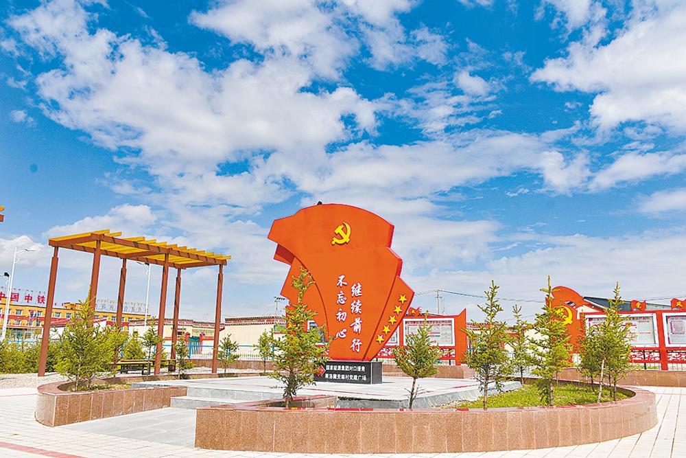 本报记者 张鹏 咸文静 摄跨入海北藏族自治州刚察县沙柳河镇果洛藏贡