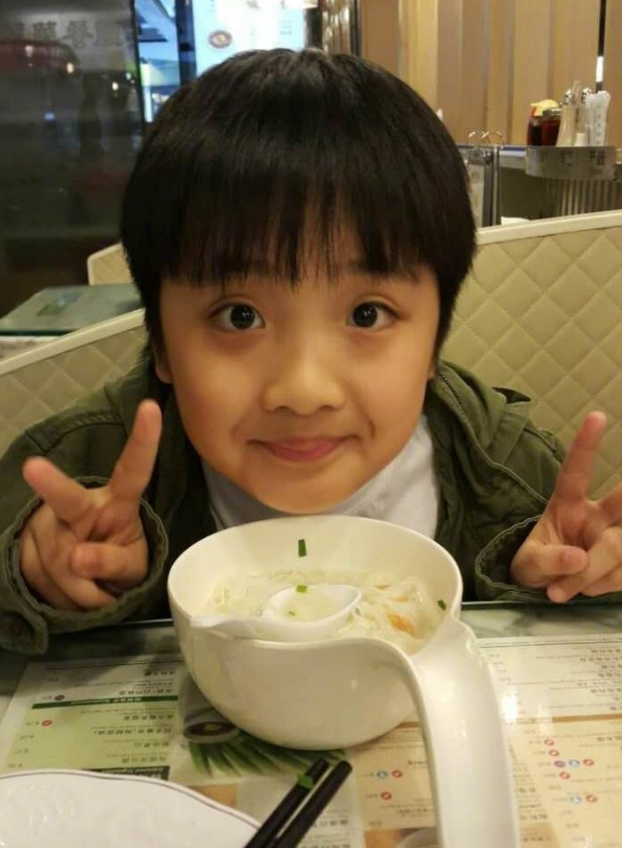 还记得吴镇宇的儿子费曼吗今12岁帅到认不出眼角伤疤好明显