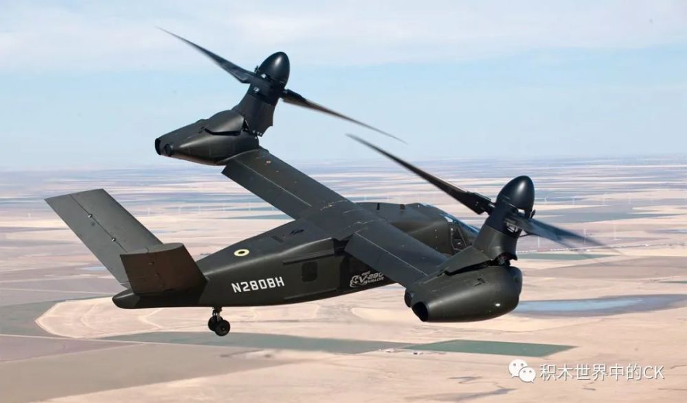 osprey v-22可以看到座舱是双排座,两侧机翼有巨大的可动螺旋桨,机身
