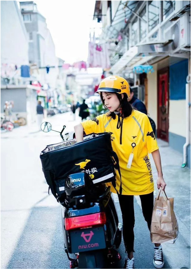 女骑手穿短裙,黑长袜送餐,是为降低差评率,还是消费行业情怀?_腾讯新