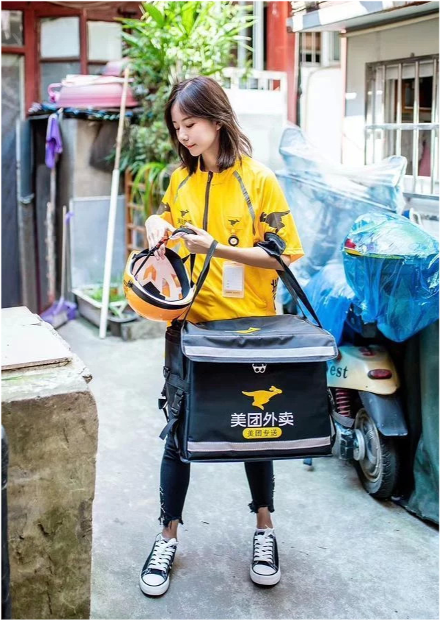 女骑手穿短裙,黑长袜送餐,是为降低差评率,还是消费行业情怀?
