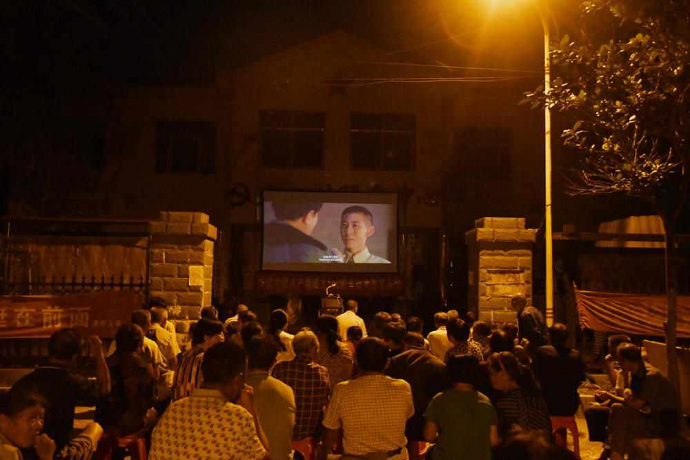 大江村秘书陈辉表示,大江村放映红色电影时,村里都会通过广播,上门