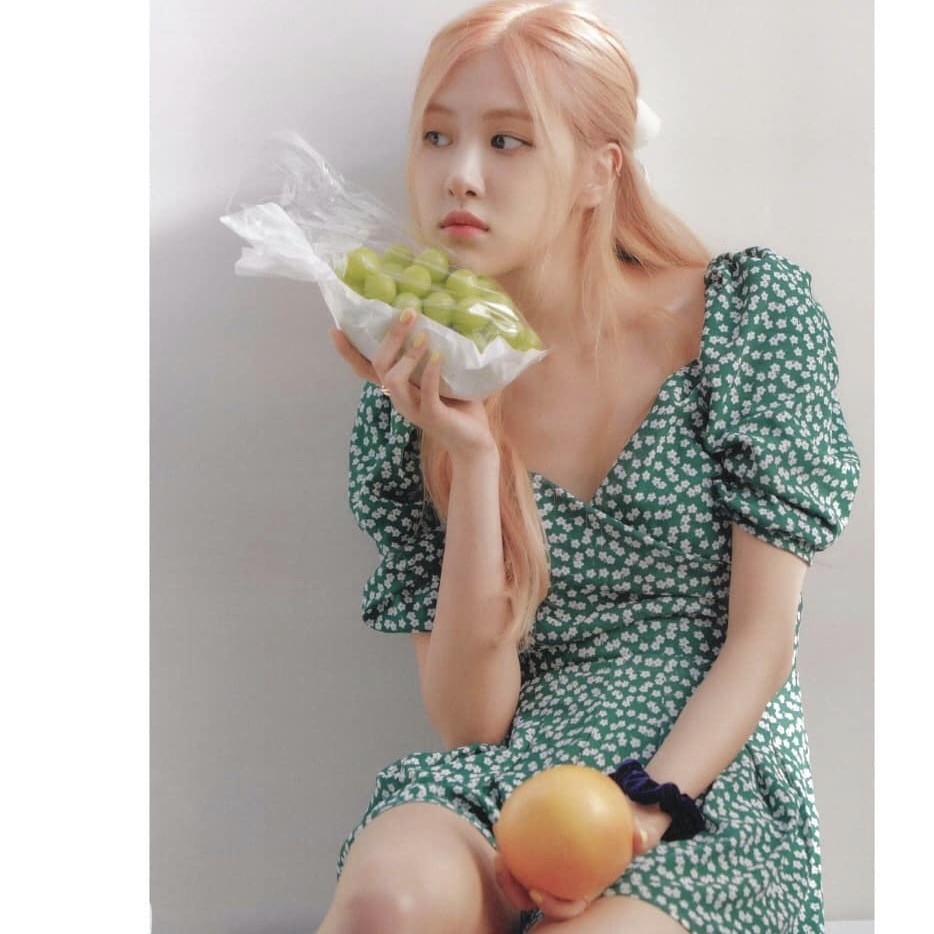 澳洲野玫瑰朴彩英,可能是因为她的英文名是rose,名字里带了玫瑰,所以